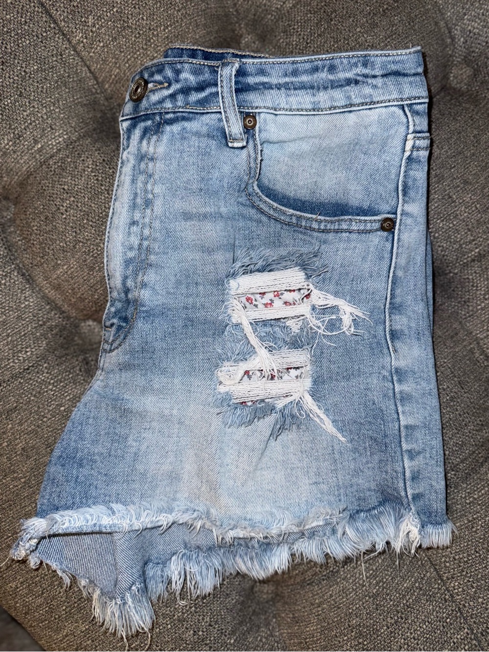 KanCan 30” Light Wash Distressed Denim Shorts 3” inseam Floral Pockets